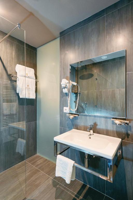 Waldorf Astoria Room 3